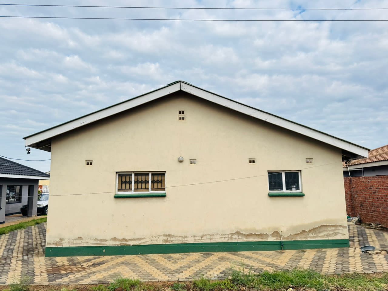 TYNWALD PLAINVIEW GARDENS HOUSE FOR SALE