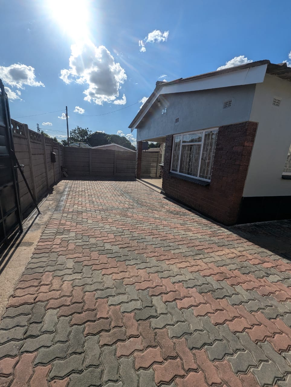 SUNNINGDALE 2 HOUSE TO RENT